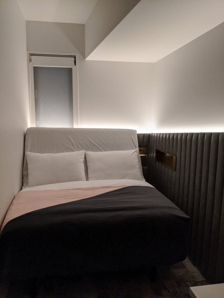 ダブルルームのベッドの写真