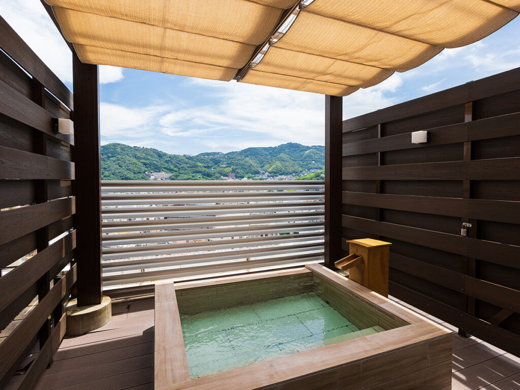 アタミシーズンホテルの客室の露天風呂
